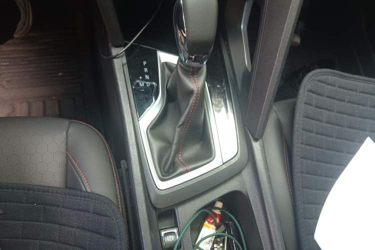 Used Chevrolet Orlando 2020 Light Hybrid Redline 530T Automatic Enjoyment Edition (5+2 Models) Gear Lever