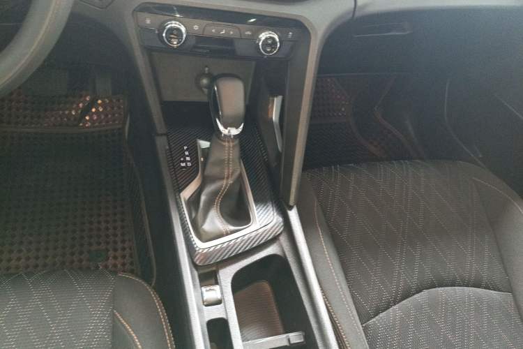 Used Chevrolet Orlando 2020 Mild Hybrid 530T Automatic Enjoyment Edition (5+2 Models) Gear Lever