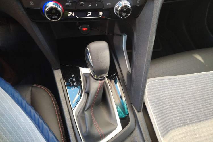 Used Chevrolet Orlando 2020 Light Hybrid Redline 530T Automatic Enjoyment Edition (5+2 Models) Gear Lever