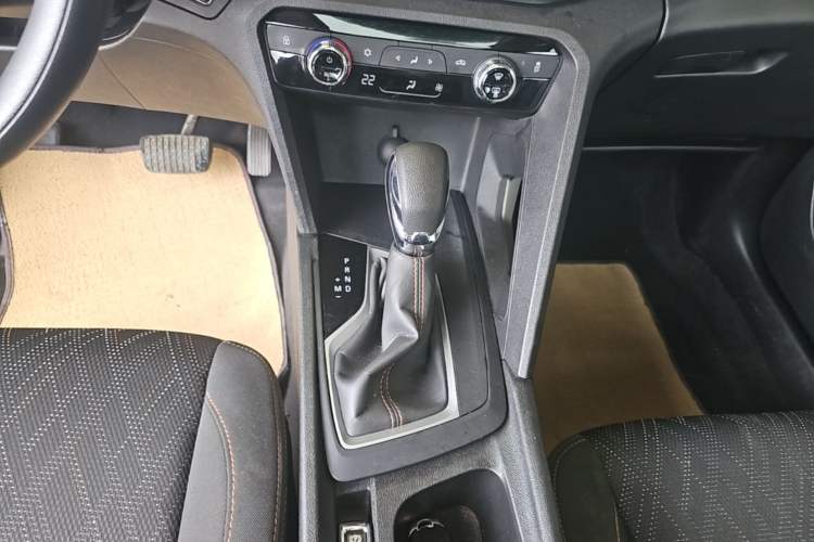 Used Chevrolet Orlando 2020 Mild Hybrid 530T Automatic Enjoyment Edition (5+2 Models) Gear Lever