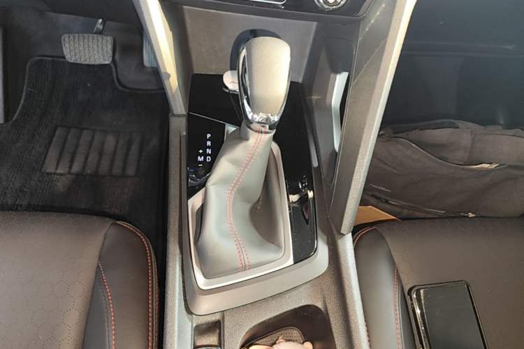 Used Chevrolet Orlando 2020 Light Hybrid Redline 530T Automatic Enjoyment Edition (5+2 Models) Gear Lever
