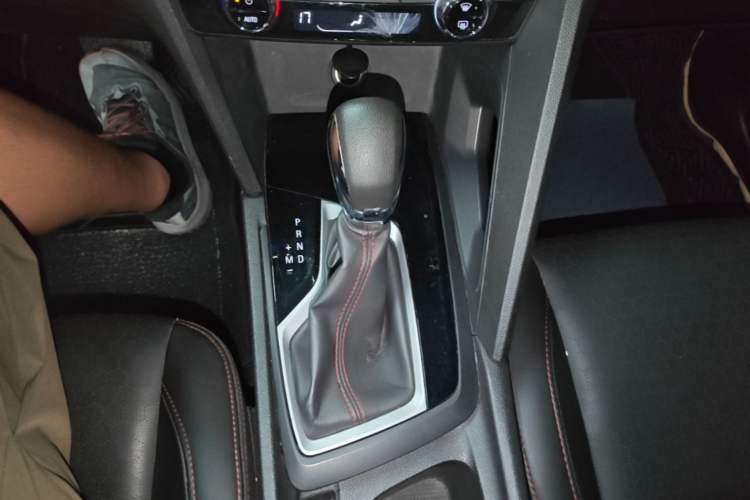 Used Chevrolet Orlando 2020 Light Hybrid Redline 530T Automatic Enjoyment Edition (5+2 Models) Gear Lever