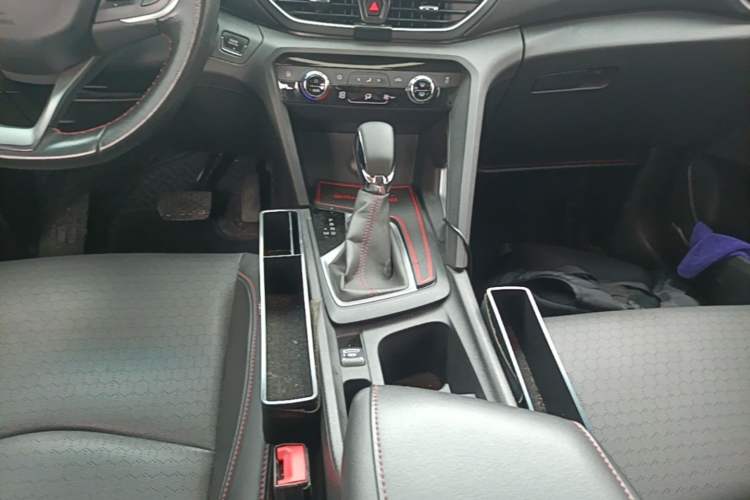 Used Chevrolet Orlando 2020 Light Hybrid Redline 530T Automatic Enjoyment Edition (5+2 Models) Gear Lever