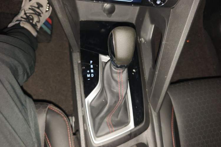 Used Chevrolet Orlando 2020 Light Hybrid Redline 530T Automatic Enjoyment Edition (5+2 Models) Gear Lever