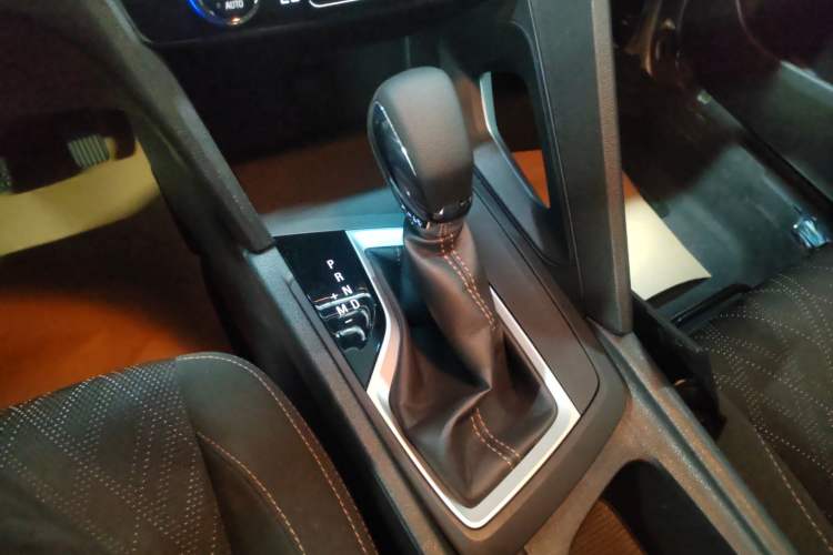 Used Chevrolet Orlando 2020 Mild Hybrid 530T Automatic Enjoyment Edition (5+2 Models) Gear Lever