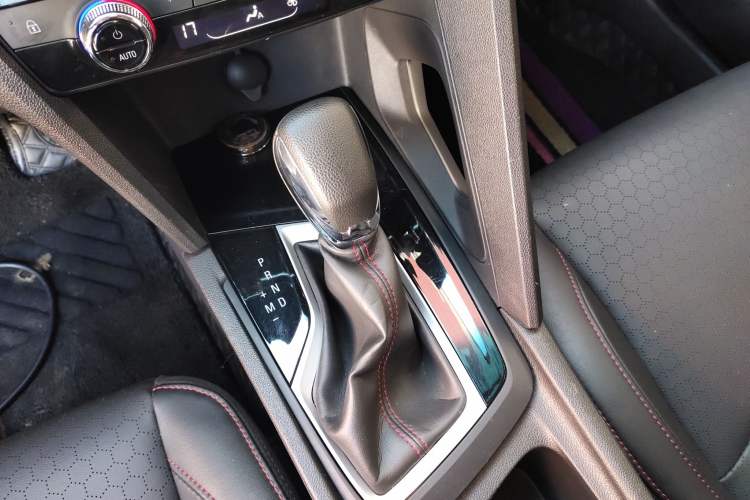 Used Chevrolet Orlando 2020 Light Hybrid Redline 530T Automatic Enjoyment Edition (5+2 Models) Gear Lever