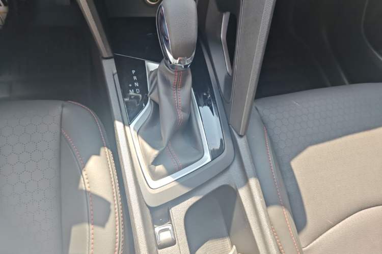 Used Chevrolet Orlando 2020 Light Hybrid Redline 530T Automatic Enjoyment Edition (5+2 Models) Gear Lever