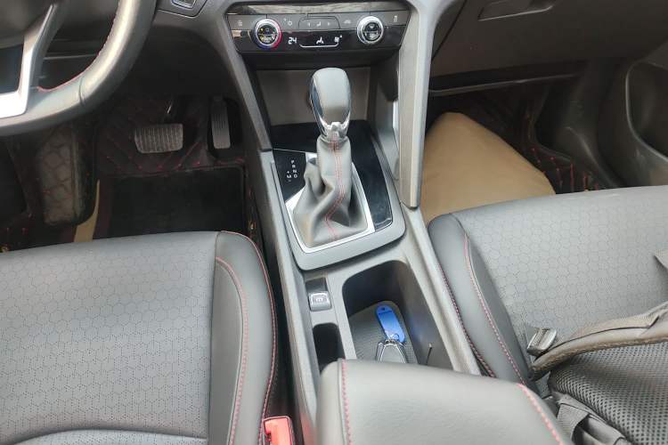Used Chevrolet Orlando 2020 Light Hybrid Redline 530T Automatic Enjoyment Edition (5+2 Models) Gear Lever