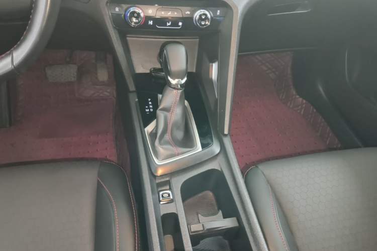 Used Chevrolet Orlando 2020 Light Hybrid Redline 530T Automatic Enjoyment Edition (5+2 Models) Gear Lever