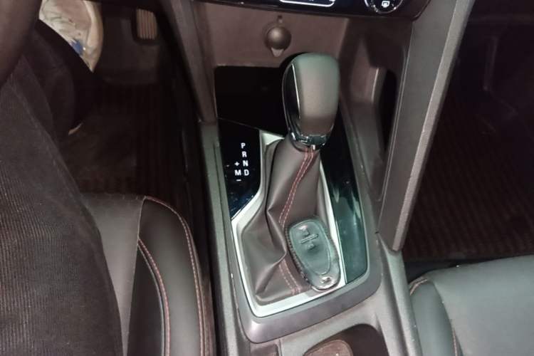 Used Chevrolet Orlando 2020 Light Hybrid Redline 530T Automatic Enjoyment Edition (5+2 Models) Gear Lever