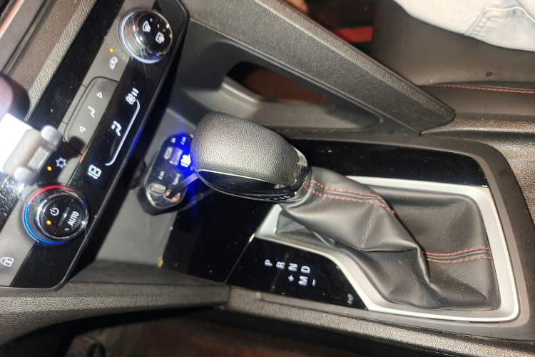 Used Chevrolet Orlando 2020 Light Hybrid Redline 530T Automatic Enjoyment Edition (5+2 Models) Gear Lever