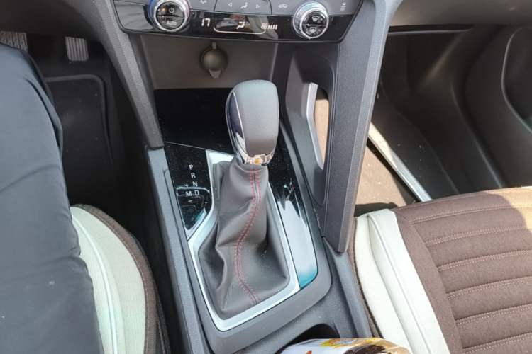 Used Chevrolet Orlando 2020 Light Hybrid Redline 530T Automatic Enjoyment Edition (5+2 Models) Gear Lever