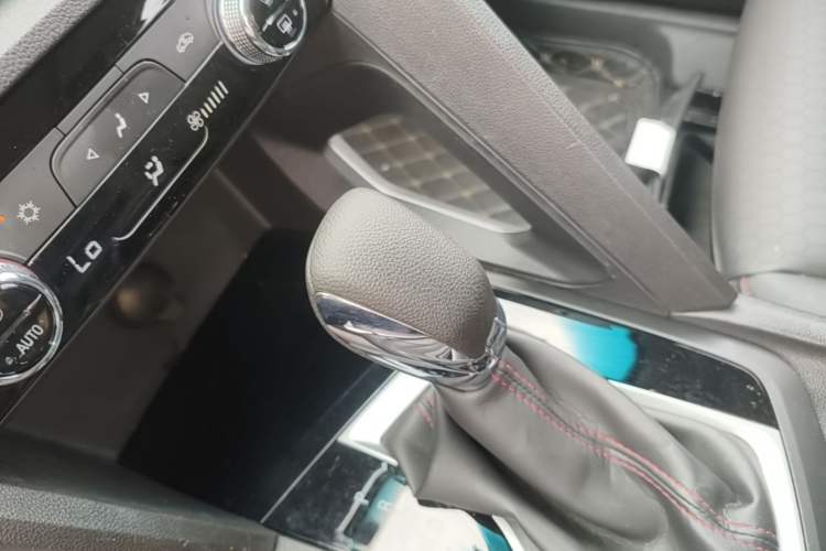 Used Chevrolet Orlando 2020 Light Hybrid Redline 530T Automatic Enjoyment Edition (5+2 Models) Gear Lever
