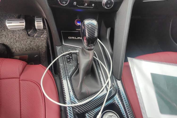 Used Chevrolet Orlando 2020 Light Hybrid Redline 530T Automatic Enjoyment Edition (5+2 Models) Gear Lever