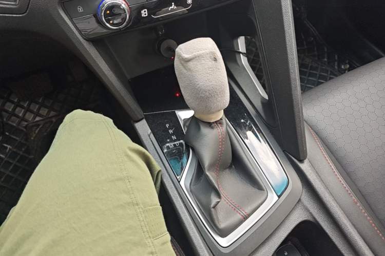 Used Chevrolet Orlando 2020 Light Hybrid Redline 530T Automatic Enjoyment Edition (5+2 Models) Gear Lever