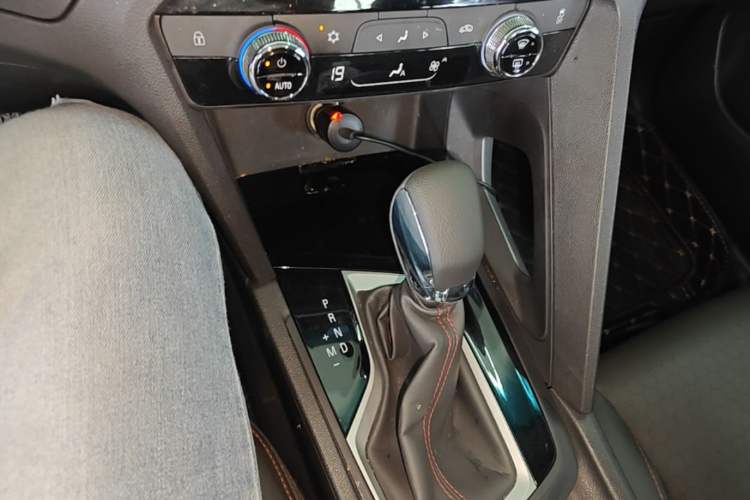 Used Chevrolet Orlando 2020 Light Hybrid Redline 530T Automatic Enjoyment Edition (5+2 Models) Gear Lever