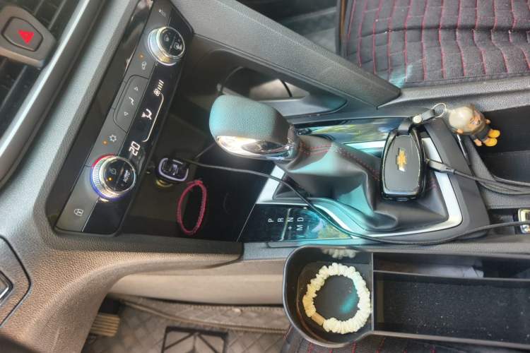 Used Chevrolet Orlando 2020 Light Hybrid Redline 530T Automatic Enjoyment Edition (5+2 Models) Gear Lever