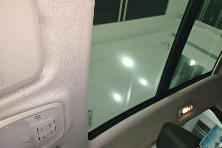Used Chevrolet Orlando 2020 Light Hybrid Redline 530T Automatic Enjoyment Edition (5+2 Models) Headliner