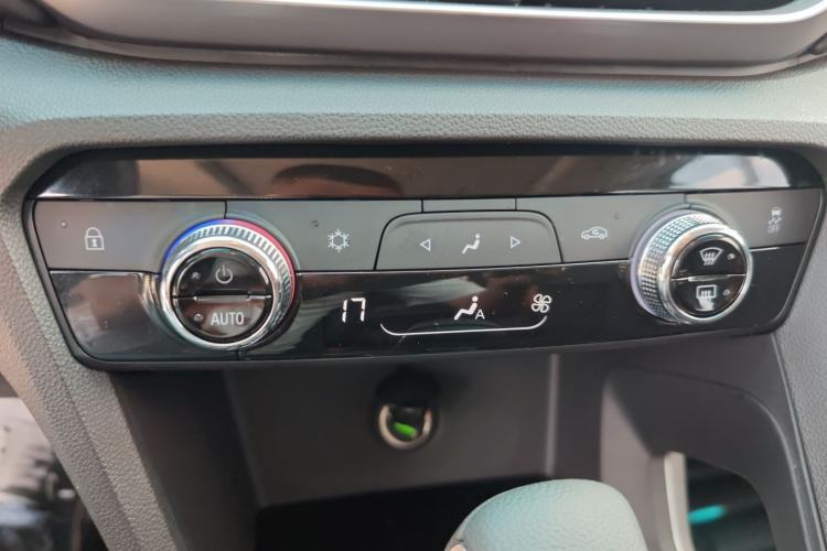 Used Chevrolet Orlando 2020 Light Hybrid Redline 530T Automatic Enjoyment Edition (5+2 Models) Interior 7
