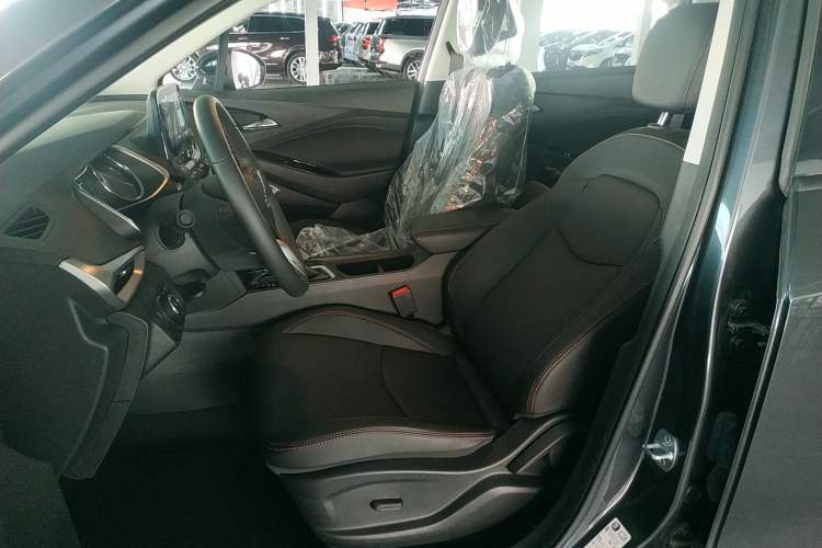 Used Chevrolet Orlando 2020 Light Hybrid Redline 530T Automatic Enjoyment Edition (5+2 Models) Left Front Seat