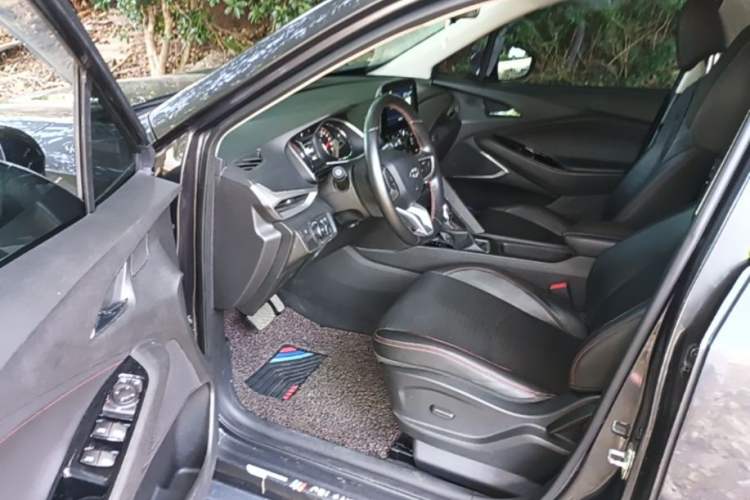 Used Chevrolet Orlando 2020 Light Hybrid Redline 530T Automatic Enjoyment Edition (5+2 Models) Left Front Seat