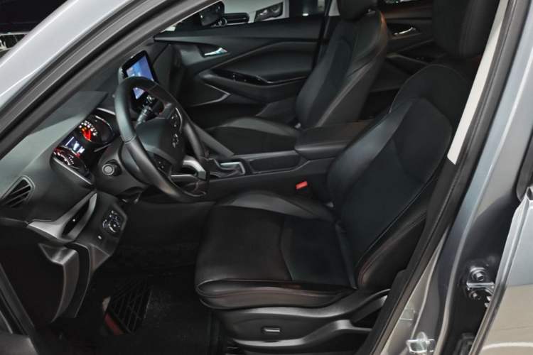 Used Chevrolet Orlando 2020 Light Hybrid Redline 530T Automatic Enjoyment Edition (5+2 Models) Left Front Seat