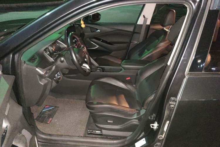 Used Chevrolet Orlando 2020 Light Hybrid Redline 530T Automatic Enjoyment Edition (5+2 Models) Left Front Seat