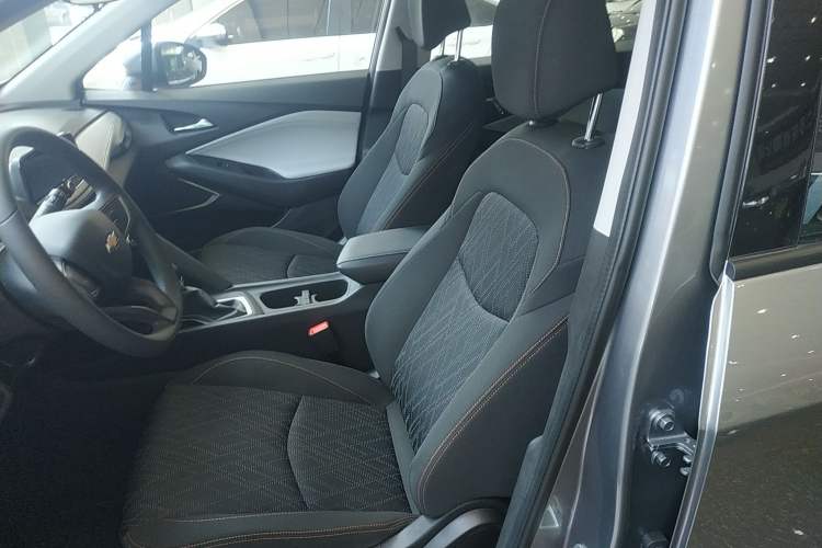 Used Chevrolet Orlando 2020 Mild Hybrid 530T Automatic Enjoyment Edition (5+2 Models) Left Front Seat