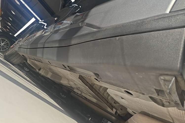 Used Chevrolet Orlando 2020 Light Hybrid Redline 530T Automatic Enjoyment Edition (5+2 Models) Left Side Sill