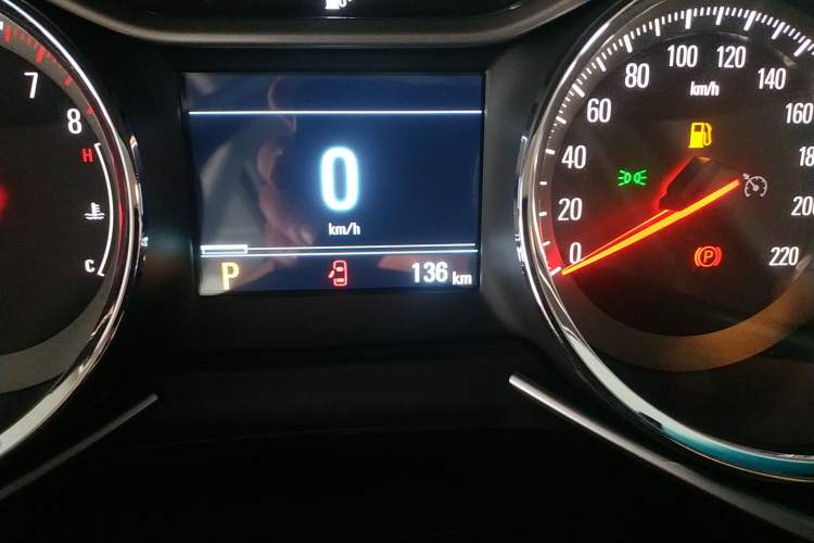 Used Chevrolet Orlando 2020 Light Hybrid Redline 530T Automatic Enjoyment Edition (5+2 Models) Odometer Close Up