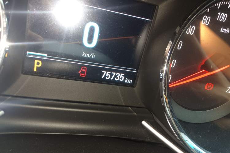 Used Chevrolet Orlando 2020 Light Hybrid Redline 530T Automatic Enjoyment Edition (5+2 Models) Odometer Close Up