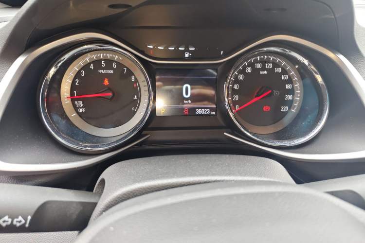 Used Chevrolet Orlando 2020 Light Hybrid Redline 530T Automatic Enjoyment Edition (5+2 Models) Odometer Close Up