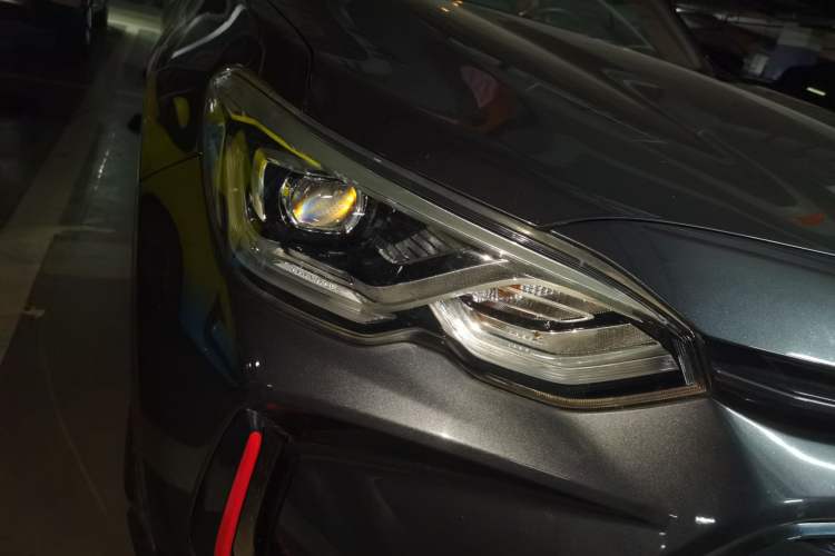 Used Chevrolet Orlando 2020 Light Hybrid Redline 530T Automatic Enjoyment Edition (5+2 Models) Right Front Headlight