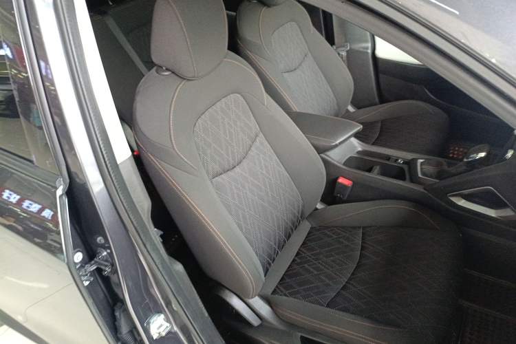 Used Chevrolet Orlando 2020 Mild Hybrid 530T Automatic Enjoyment Edition (5+2 Models) Right Front Seat