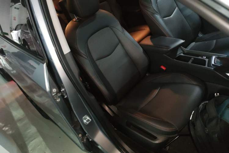 Used Chevrolet Orlando 2020 Light Hybrid Redline 530T Automatic Enjoyment Edition (5+2 Models) Right Front Seat