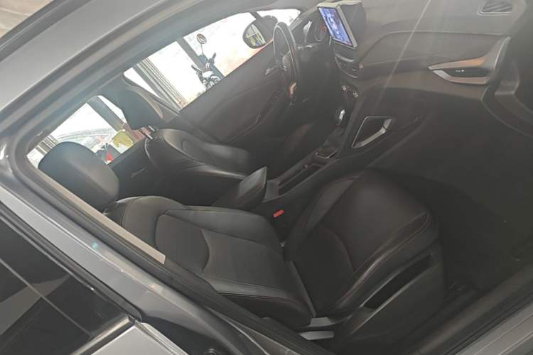 Used Chevrolet Orlando 2020 Light Hybrid Redline 530T Automatic Enjoyment Edition (5+2 Models) Right Front Seat