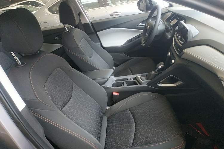 Used Chevrolet Orlando 2020 Mild Hybrid 530T Automatic Enjoyment Edition (5+2 Models) Right Front Seat