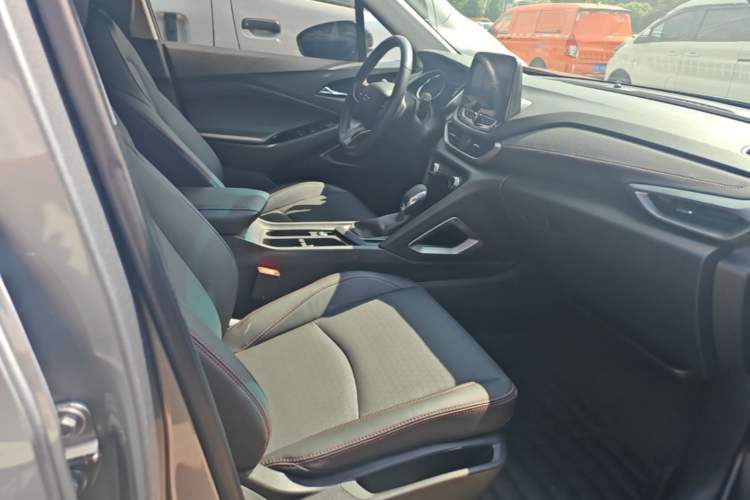Used Chevrolet Orlando 2020 Light Hybrid Redline 530T Automatic Enjoyment Edition (5+2 Models) Right Front Seat