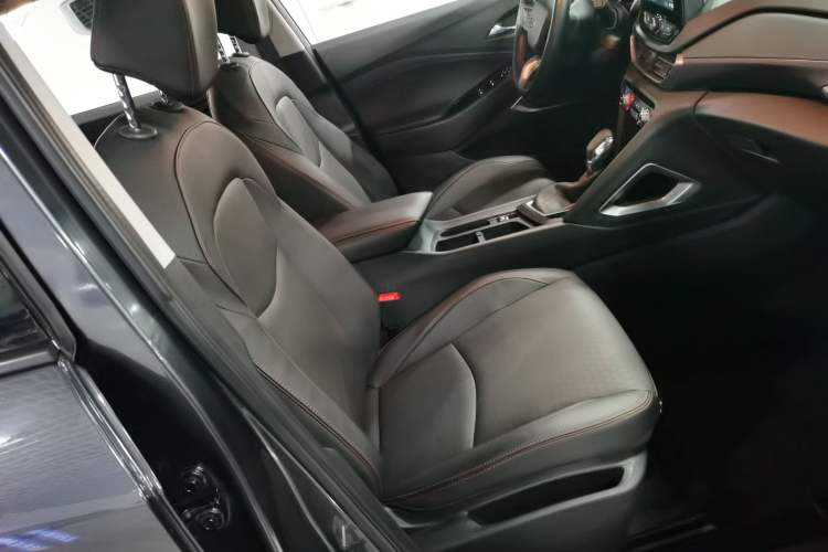 Used Chevrolet Orlando 2020 Light Hybrid Redline 530T Automatic Enjoyment Edition (5+2 Models) Right Front Seat