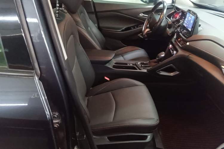 Used Chevrolet Orlando 2020 Light Hybrid Redline 530T Automatic Enjoyment Edition (5+2 Models) Right Front Seat