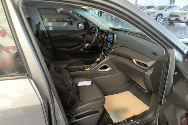 Used Chevrolet Orlando 2020 Light Hybrid Redline 530T Automatic Enjoyment Edition (5+2 Models) Right Front Seat