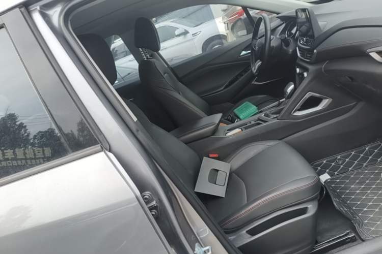 Used Chevrolet Orlando 2020 Light Hybrid Redline 530T Automatic Enjoyment Edition (5+2 Models) Right Front Seat