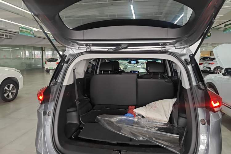 Used Chevrolet Orlando 2020 Light Hybrid Redline 530T Automatic Enjoyment Edition (5+2 Models) Trunk