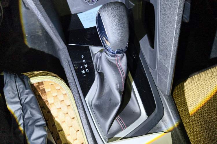 Used Chevrolet Orlando 2020 Light Hybrid Redline 530T Automatic Enjoyment Edition (5+2 Models) Gear Lever