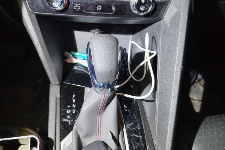 Used Chevrolet Orlando 2020 Light Hybrid Redline 530T Automatic Enjoyment Edition (5+2 Models) Gear Lever
