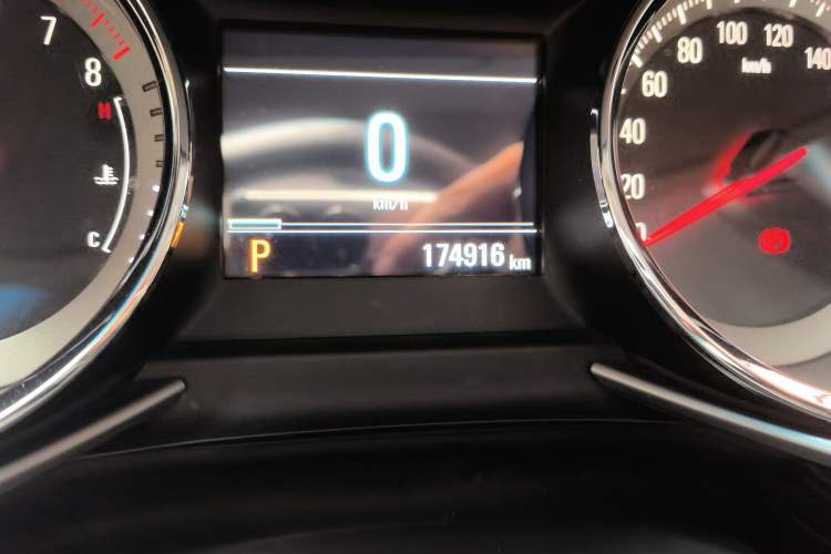 Used Chevrolet Orlando 2020 Light Hybrid Redline 530T Automatic Enjoyment Edition (5+2 Models) Odometer Close Up