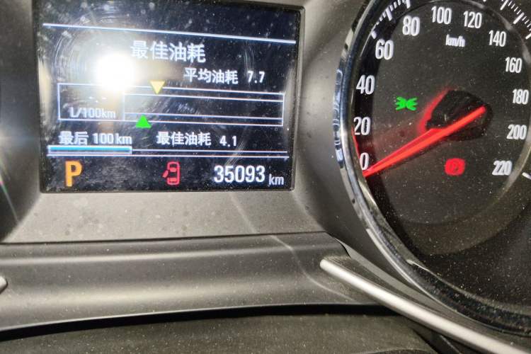 Used Chevrolet Orlando 2020 Light Hybrid Redline 530T Automatic Enjoyment Edition (5+2 Models) Odometer Close Up