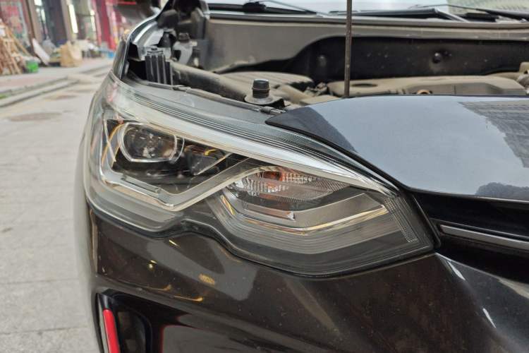 Used Chevrolet Orlando 2020 Light Hybrid Redline 530T Automatic Enjoyment Edition (5+2 Models) Right Front Headlight