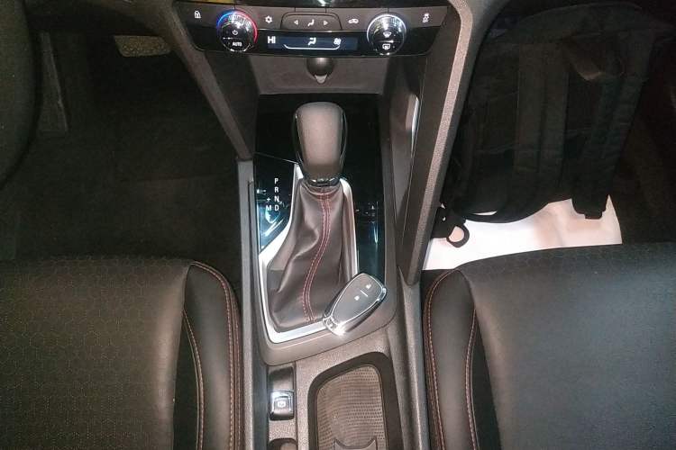 Used Chevrolet Orlando 2020 Light Hybrid Redline 530T Automatic Enjoyment Edition (5+2 Models) Gear Lever
