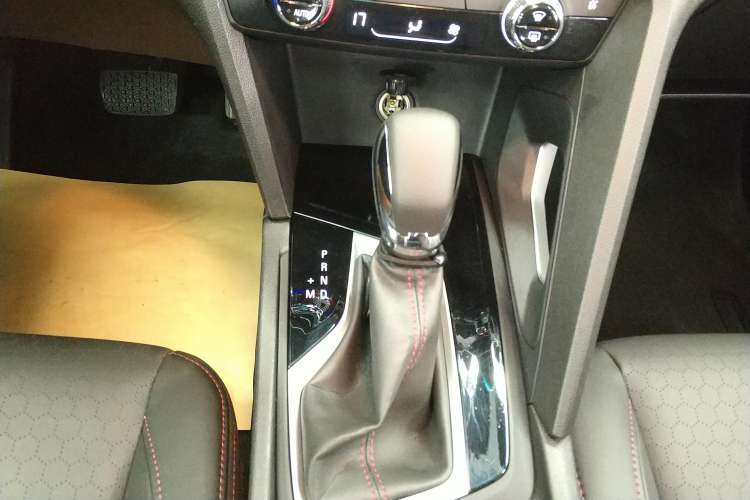 Used Chevrolet Orlando 2020 Light Hybrid Redline 530T Automatic Enjoyment Edition (5+2 Models) Gear Lever